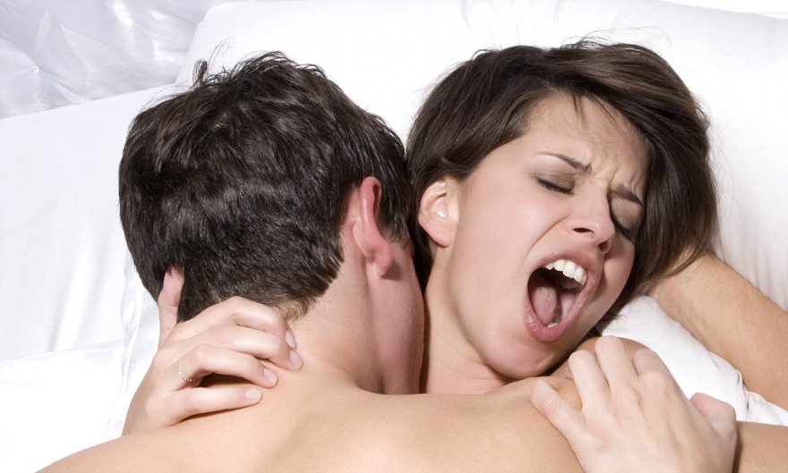 Сперму мужиков бабу ловят ртом после секса в киску с ними. 