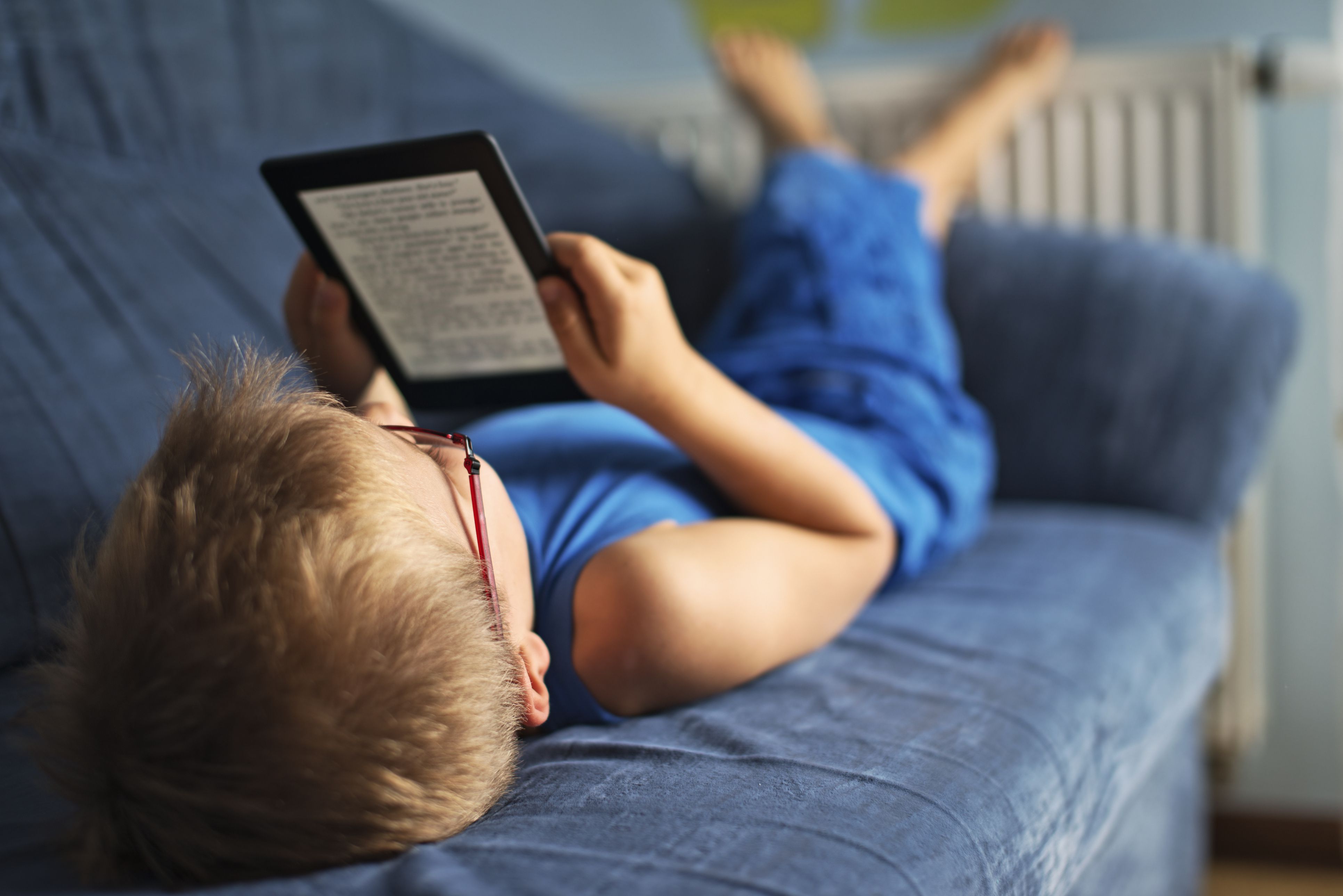 Чтение электронных книг перед сном сбивает суточные биоритмы