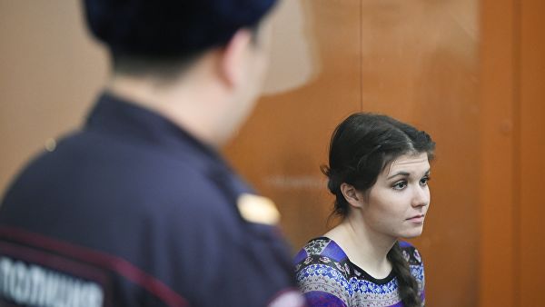 Адвокат попросил суд освободить Варвару Караулову