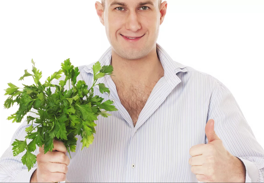 Укроп польза для мужчин. Парень в зелени. Мужчина с зеленью. Человек зелень. Растения для мужского здоровья.