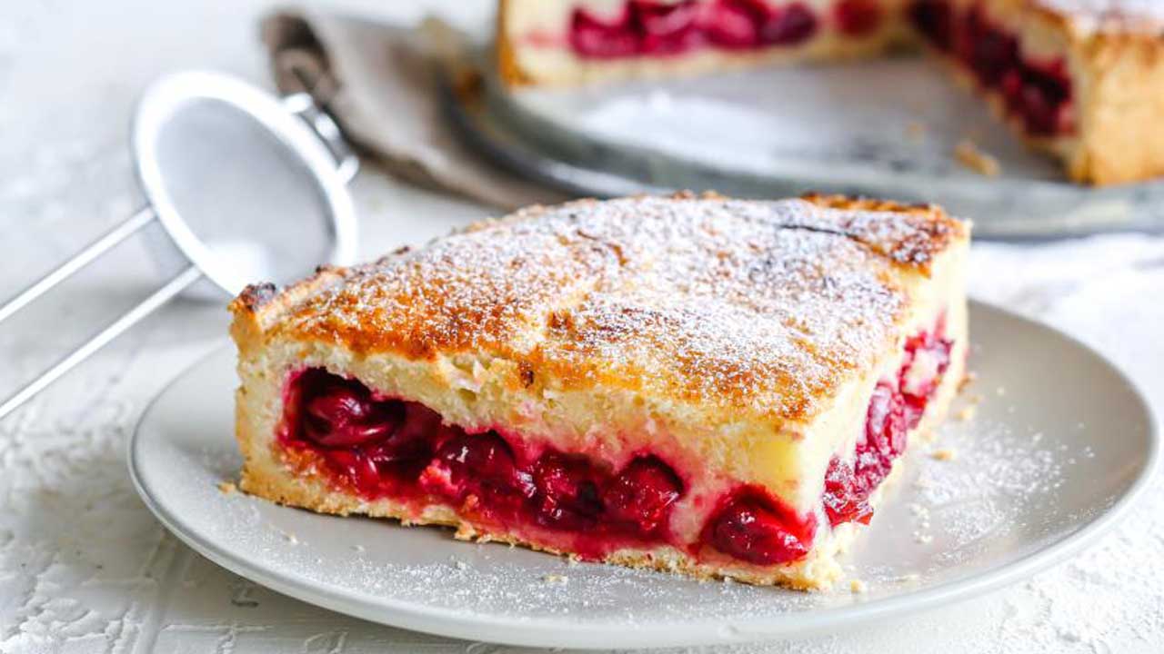Вишневый пирог простой рецепт. Пирог вишневый Шик. Пирог с вишней на кефире. Пирог с вишней в разрезе. Пирог с вишневым конфитюром.