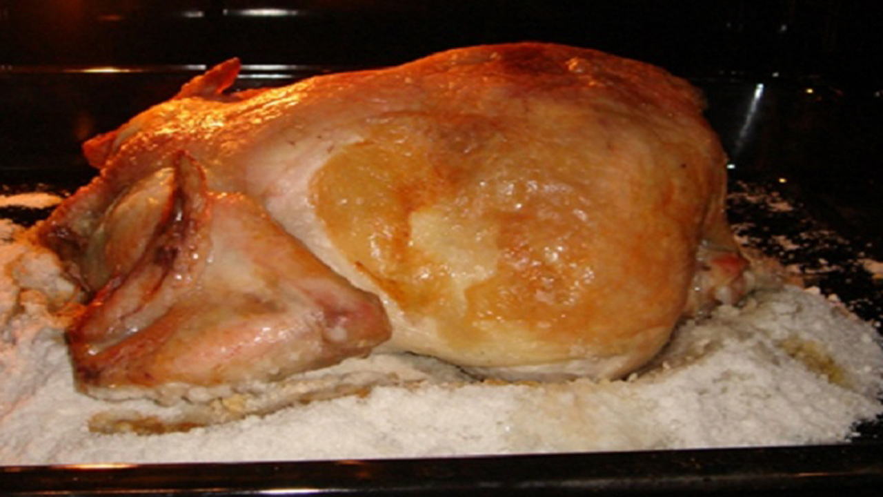 Курица запеченная на соли. Курица в духовке на соли целиком с хрустящей. Приготовленная курица в разрезе.