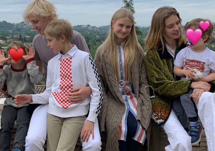 Наталья Водянова показала всех своих детей в День матери во Франции