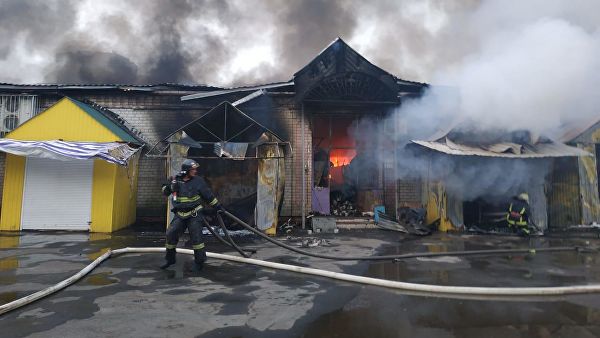В Саратовской области потушили крупный пожар на рынке