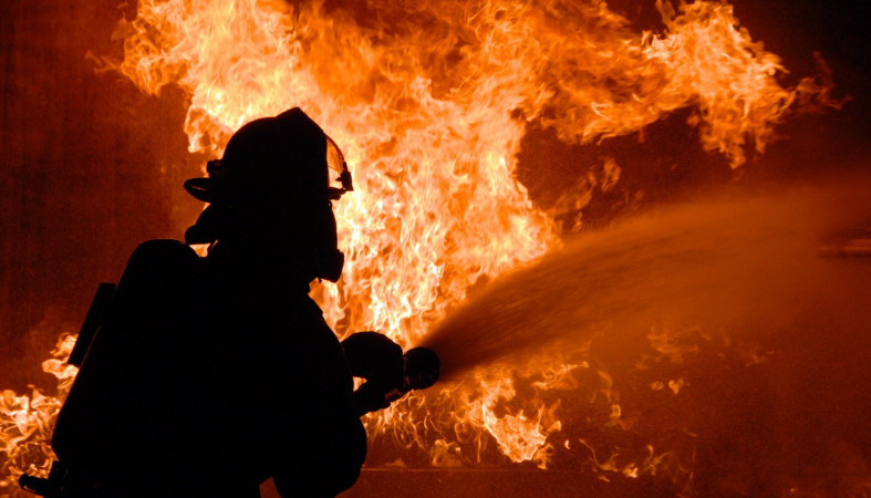 Один пожарный спас поселок от огня на Севере Карелии