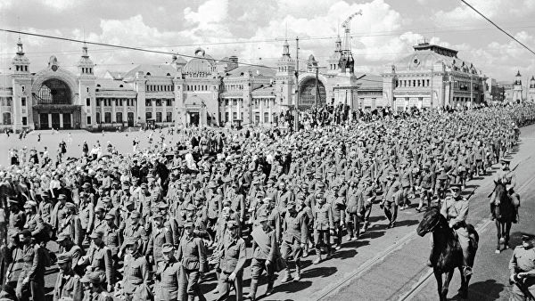 «Вальс побежденных»: как 75 лет назад пленных немцев провели по Москве