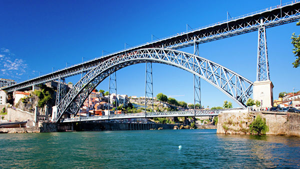 Португальская полиция выясняет личность «голой прыгуньи» с моста