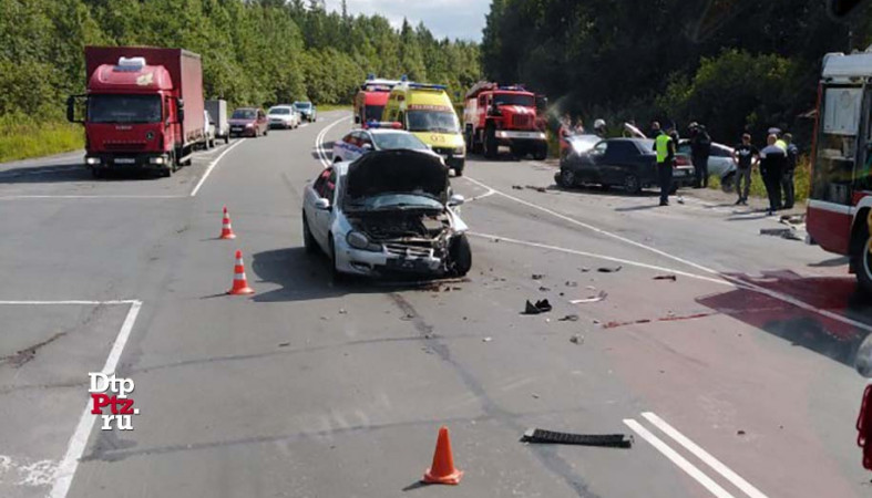 Массовое ДТП на Шуйском шоссе: автомобили разбросало по дороге (фото)