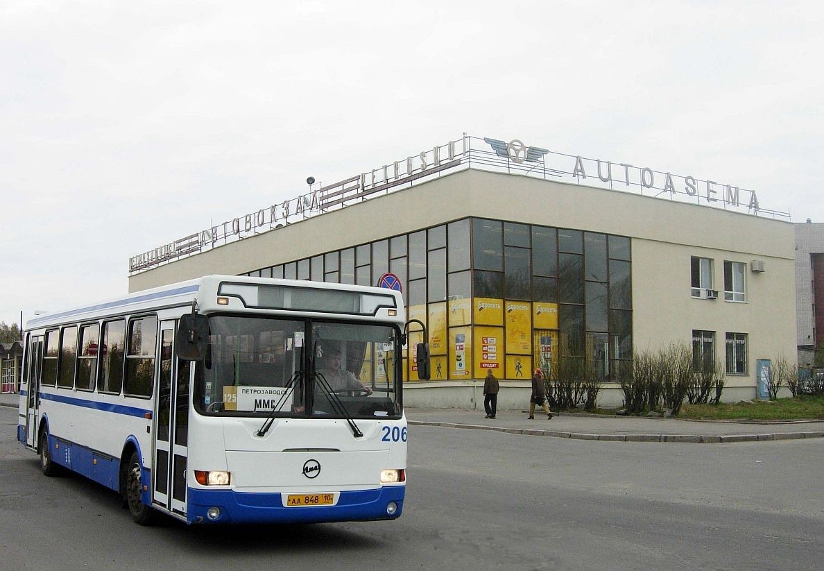 Автобусы петрозаводск. Петрозаводск автобусы Карелавтотранс. Петрозаводск с автовокзала автобусов. Автовокзал Карелия Петрозаводск. Автобусный вокзал в Петрозаводске.