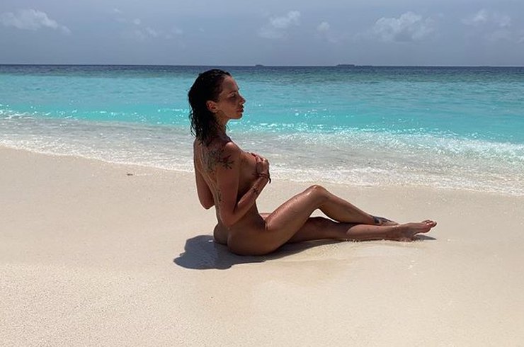 Анна Грачевская полностью обнажилась на мальдивском пляже