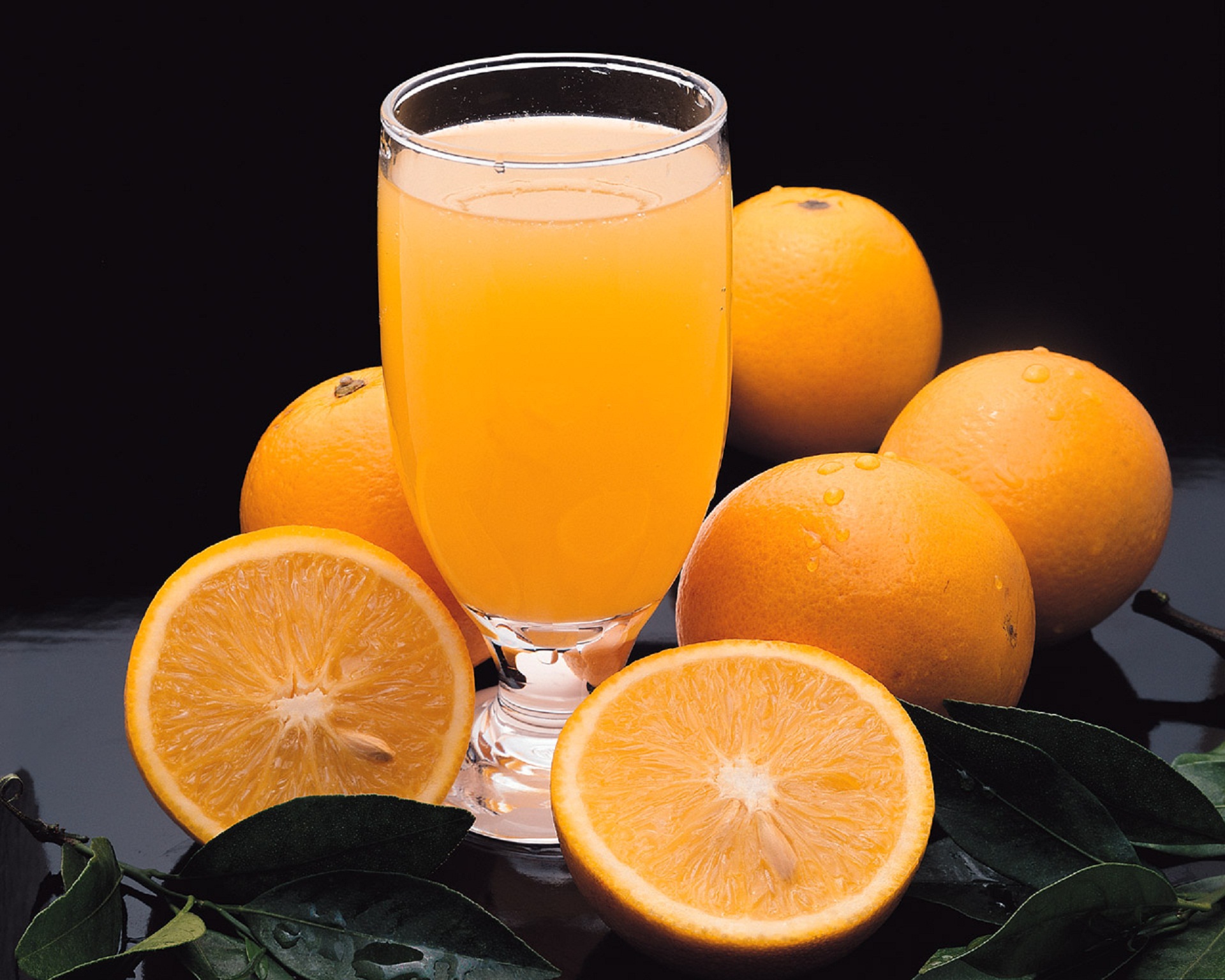 Как сделать апельсиновый сок в домашних условиях. Апельсиновый сок. Свежевыжатый апельсиновый сок. Апельсины для сока. Апельсиновый напиток.