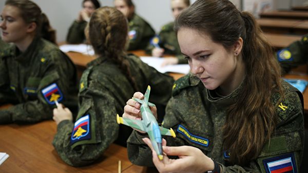Девушки-курсанты авиационного училища могут стать пилотами боевых самолетов