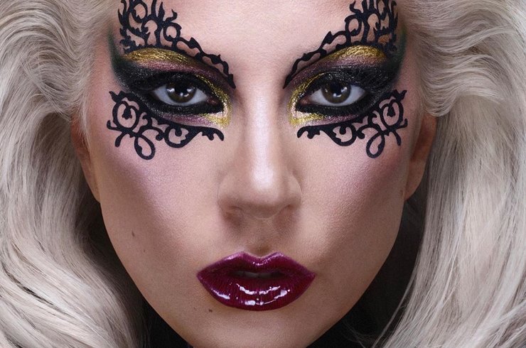 Леди Гага в дерзком макияже и провокационном наряде появилась на празднике