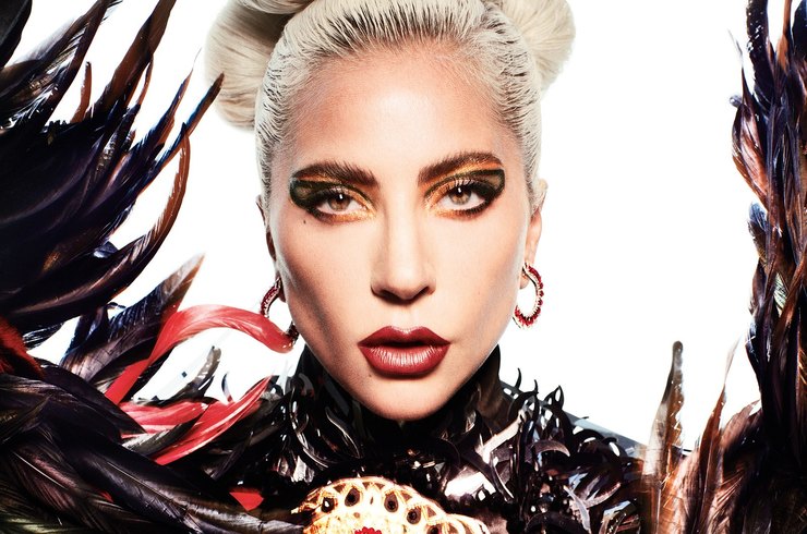 Леди Гага с кричащим макияжем и в перьях снялась для глянца
