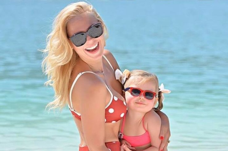 «Белокурые красавицы»: Пелагея в купальнике снялась на пляже с дочерью