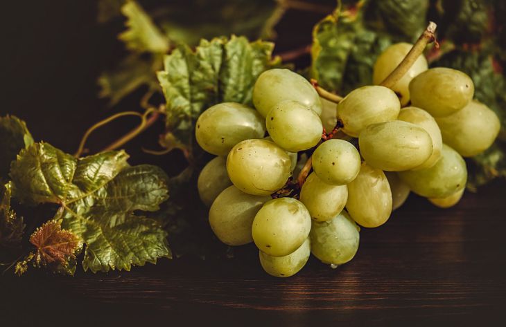 Эксперты перечислили полезные свойства винограда