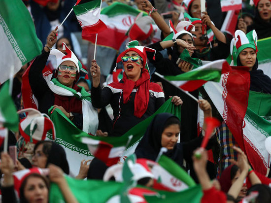 Иранских женщин пустили на футбол: мужчины разгромили Камбоджу