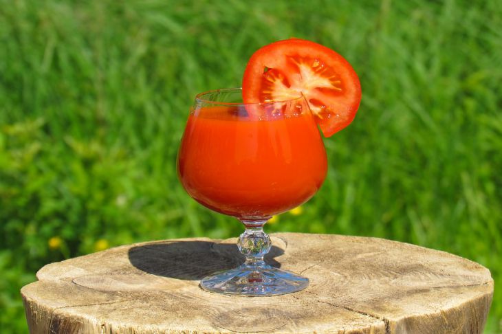 Диетологи рассказали об опасных свойствах томатного сока
