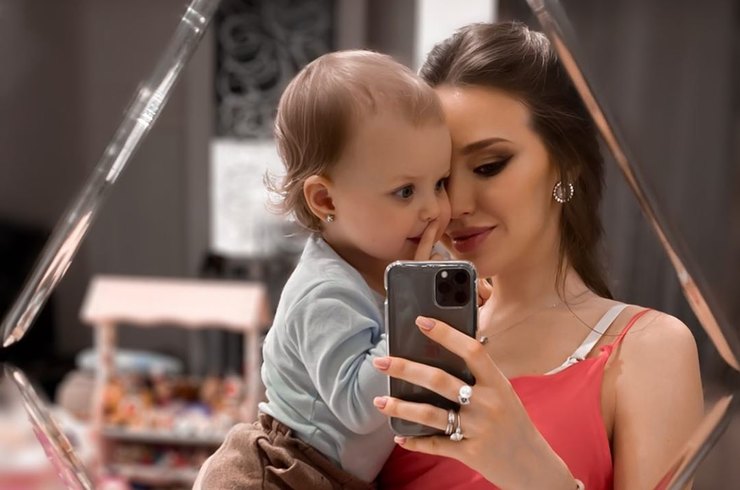 «Обожаю ее»: беременная Анастасия Костенко показала трогательное селфи с дочкой