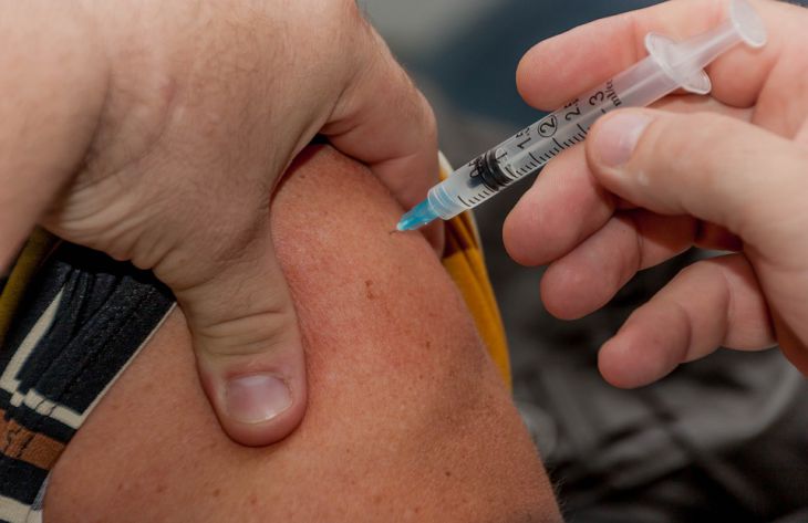 Врачи развеяли популярные заблуждения о прививках