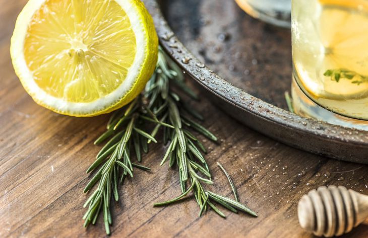Диетологи сообщили о 5 полезных свойствах цедры лимона