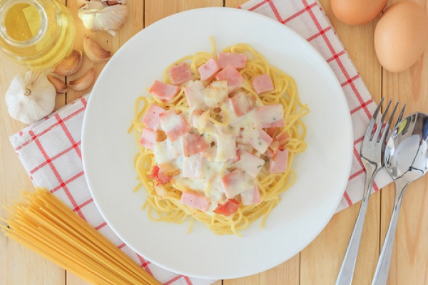 Рецепт спагетти карбонара с беконом и пармезаном (ВИДЕО)