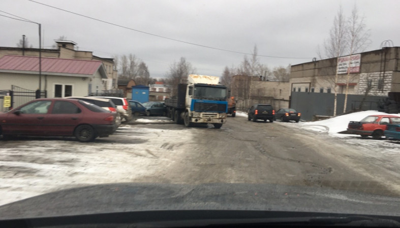 Грузовик с камнем протаранил несколько автомобилей в Петрозаводске