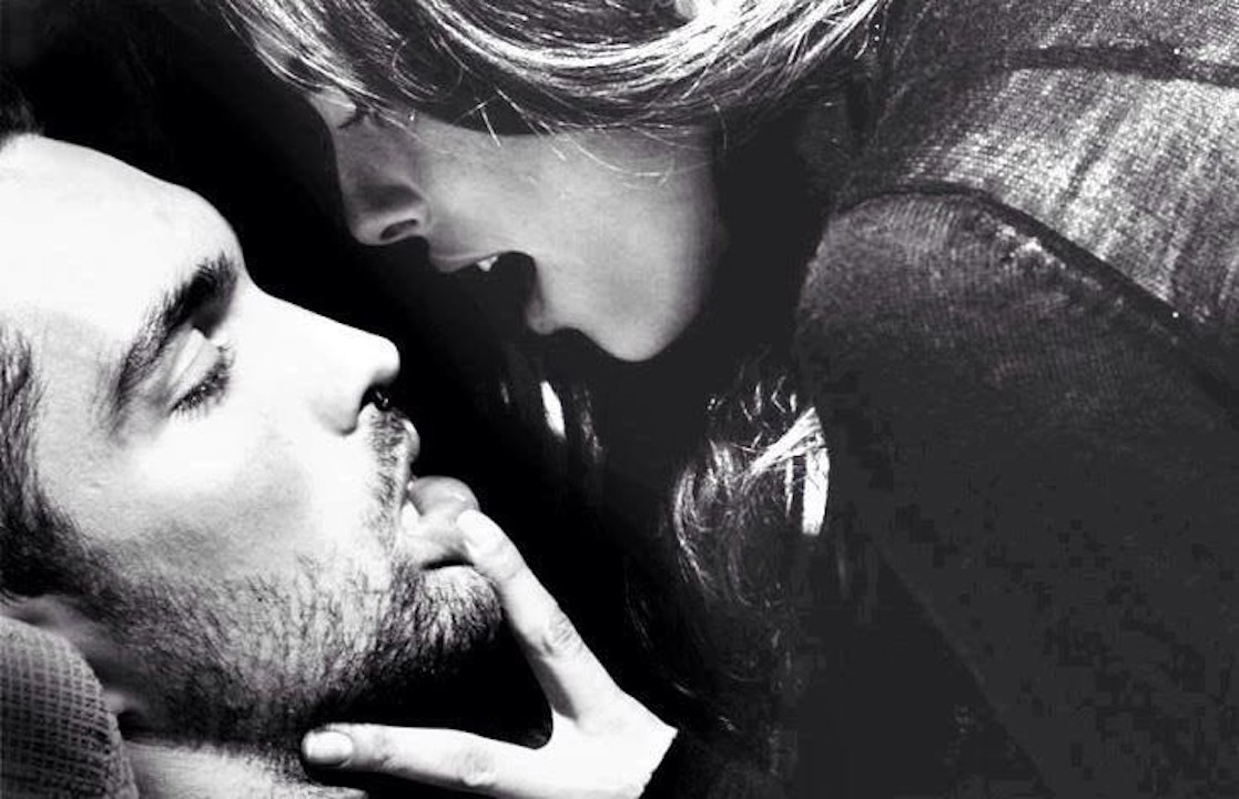 Опытная страстная. Страстные поцелуи. Страсть черно белое. Поцелуй черно белое. Фото страстного поцелуя.