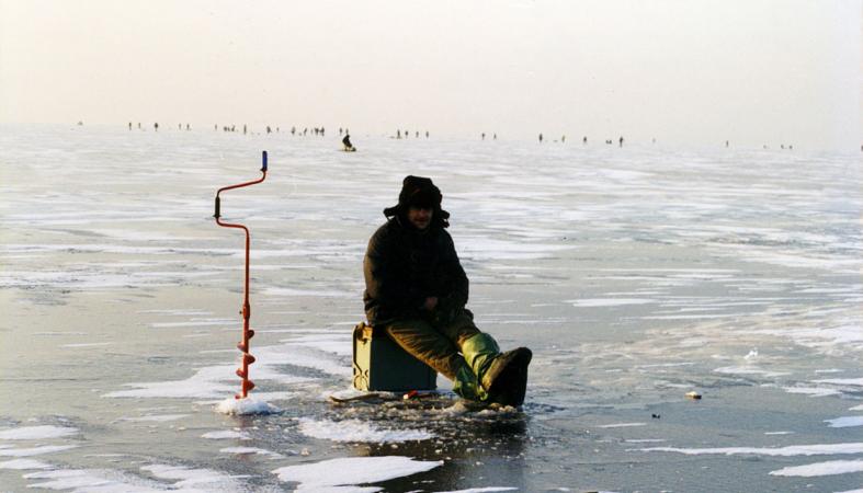 Два рыбака провалились под лед в Ладожском озере: один из них погиб