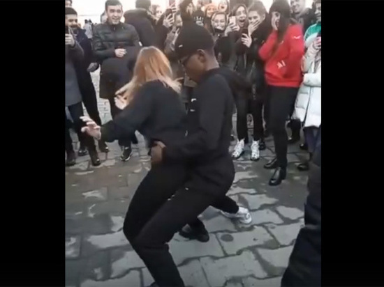 Темнокожего студента пристыдили за «неприличные танцы» с осетинкой