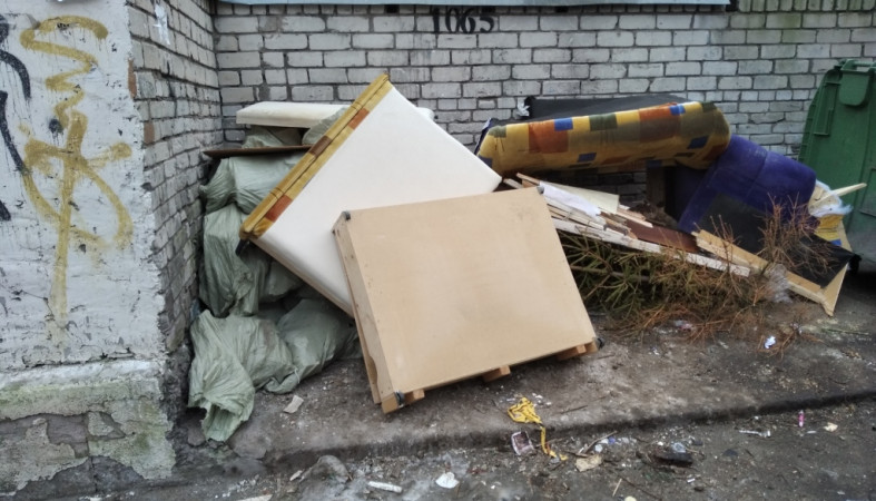 Петрозаводчане массово избавляются от старой мебели и новогодних елок