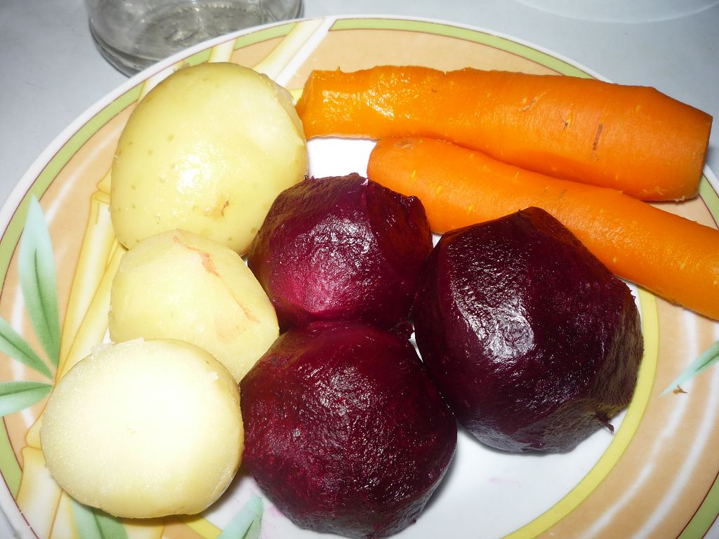 Приготовление вареных овощей. Вареные овощи. Вареные овощи для винегрета. Овощи для винегрета воркные. Салат с вареными овощами.