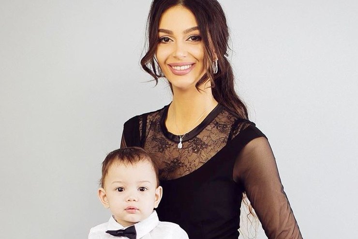Оксана Воеводина в облегающем платье легла на пол для забавного фото с сыном
