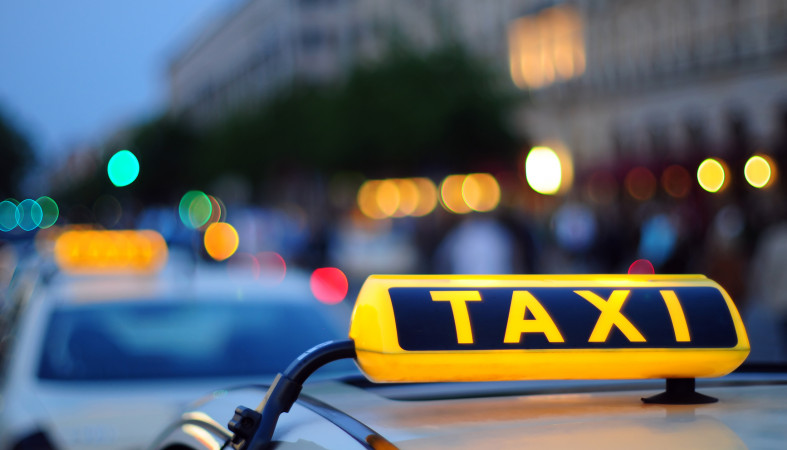Таксист шесть часов катал женщину по Петрозаводску, а после обокрал