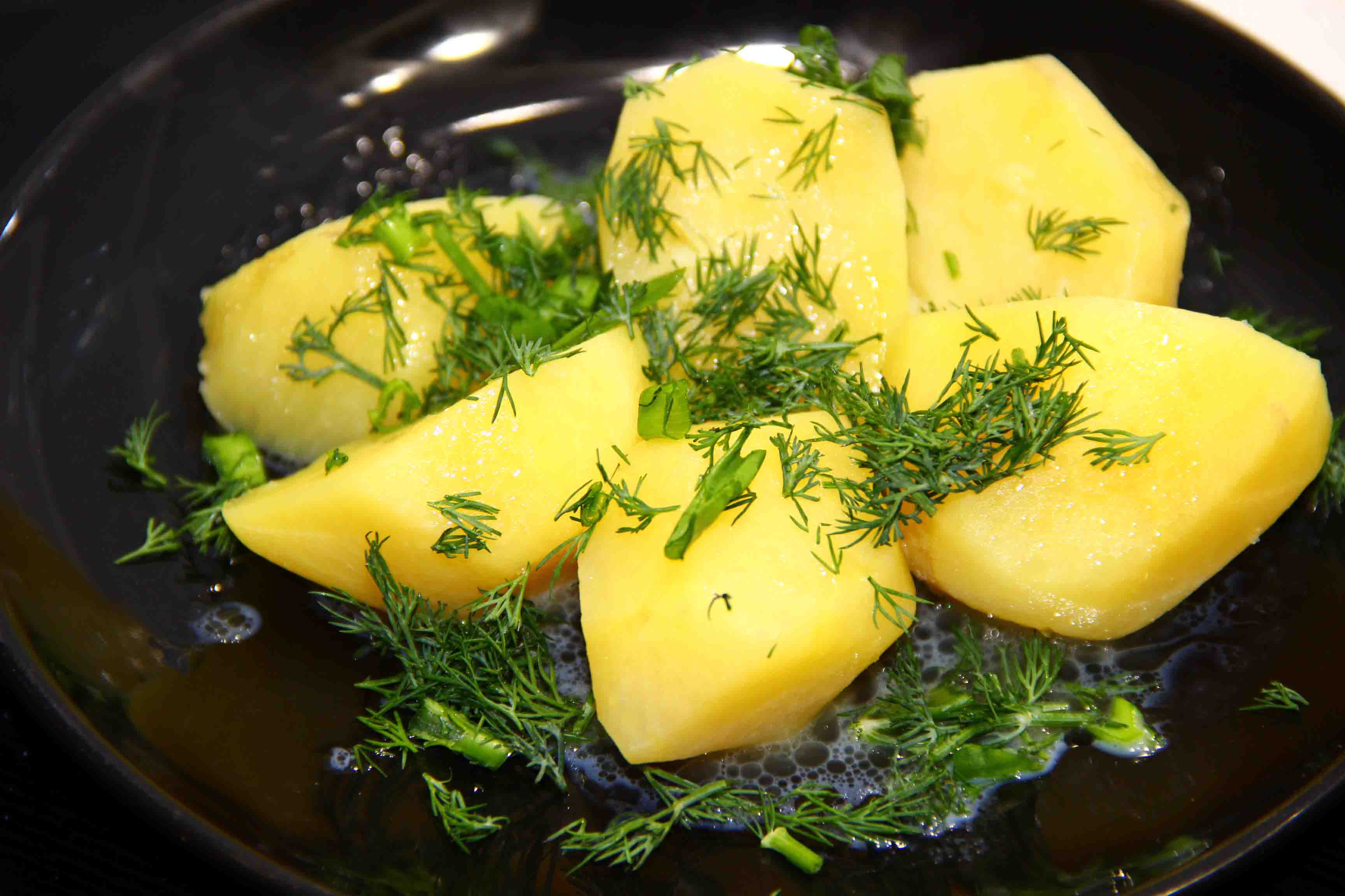 Картошку без укропа. Вареная картошка. Вареный картофель. Картофель отварной с укропом. Картошка с зеленью.
