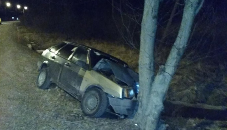 Автомобиль влетел в дерево на трассе «Сортавала» в Карелии