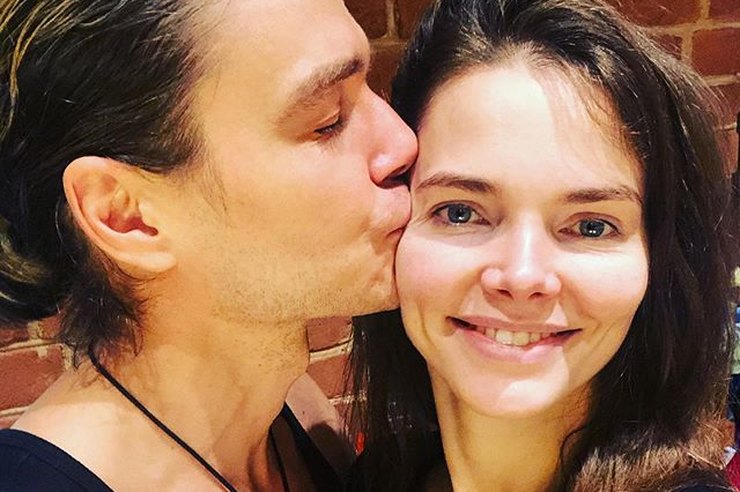 Нежный поцелуй: Елизавета Боярская поздравила мужа с успехом сериала «Триггер»