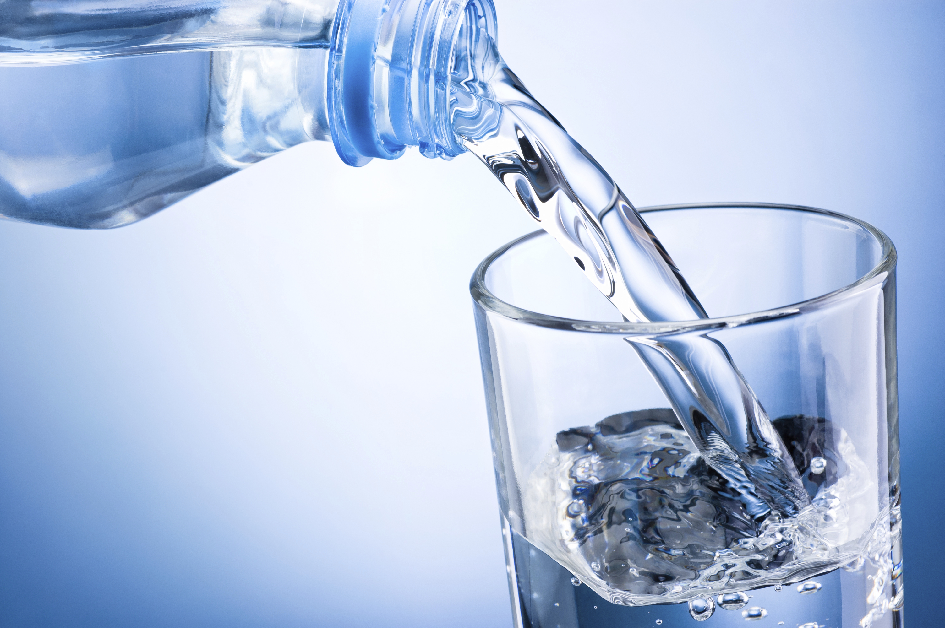 Налить в стакан половину воды. Питьевая вода. Стакан воды. Наливает воду. Вода питьевая в стакане.