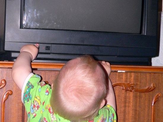 Мать рассказала, как на ее ребенка рухнул телевизор: «Полез за игрушками»