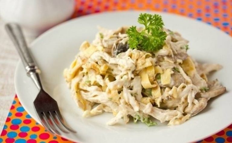 Салат с яичными блинчиками и копченой курицей Салат с яичными блинчиками и копченой курицей