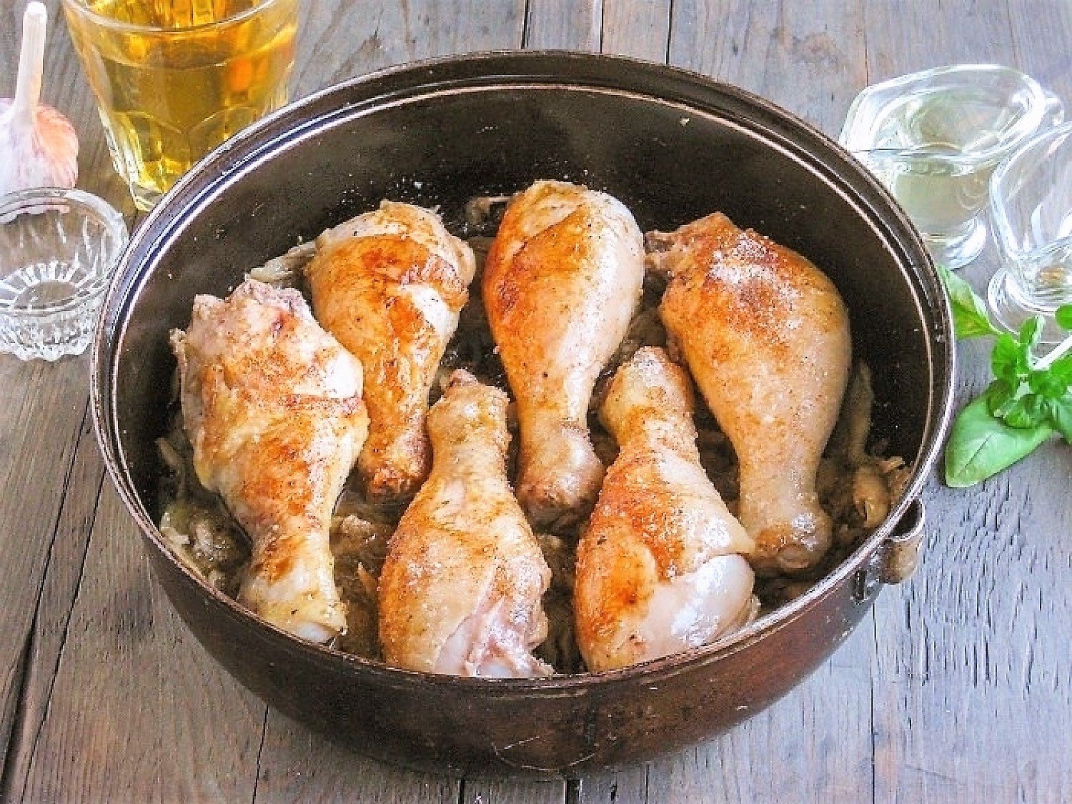 Мягкая курица на сковороде. Куриные ножки на сковороде. Куриные голени на сковороде. Куриная голень жареная на сковороде. Куриные ноги жареные на сковороде.