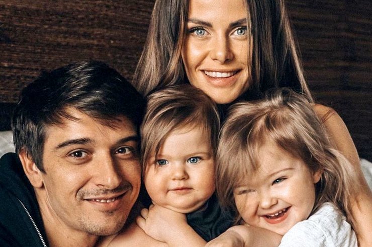 «У вас три красавицы!»: Станислав Бондаренко с женой и дочерьми умилили фанатов