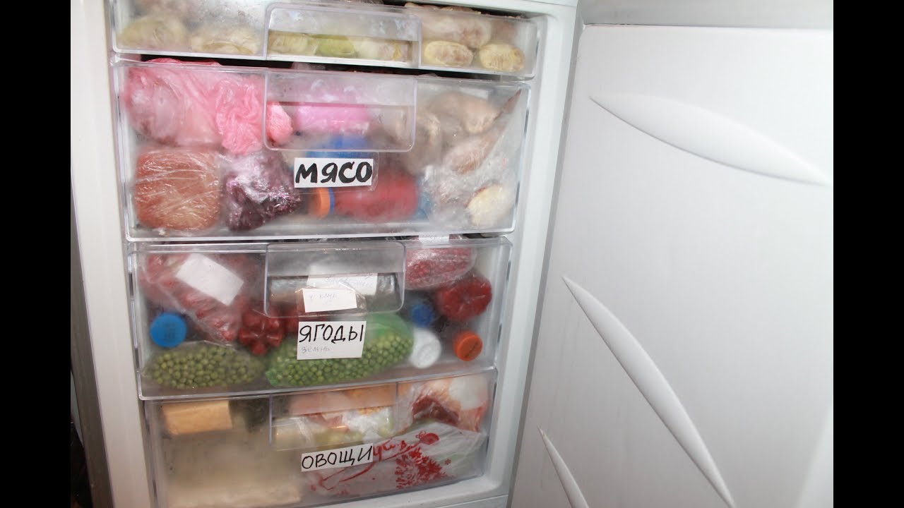 В холодильнике есть мясо. Морозильник с продуктами. Хранение продуктов в морозилке. Хранение в морозильнике. Размещение продуктов в морозильной камере.