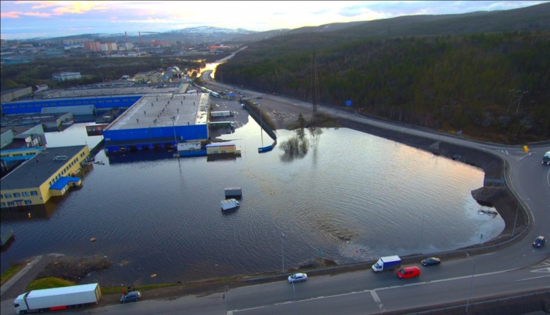 Промышленные предприятия и деловой центр затопило в Мурманске