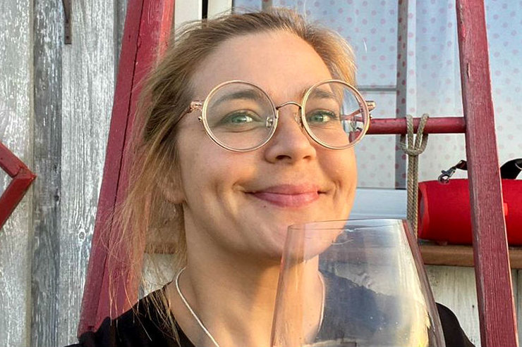 «Обворожительная красавица!»: Ирина Пегова снялась без макияжа с бокалом вина