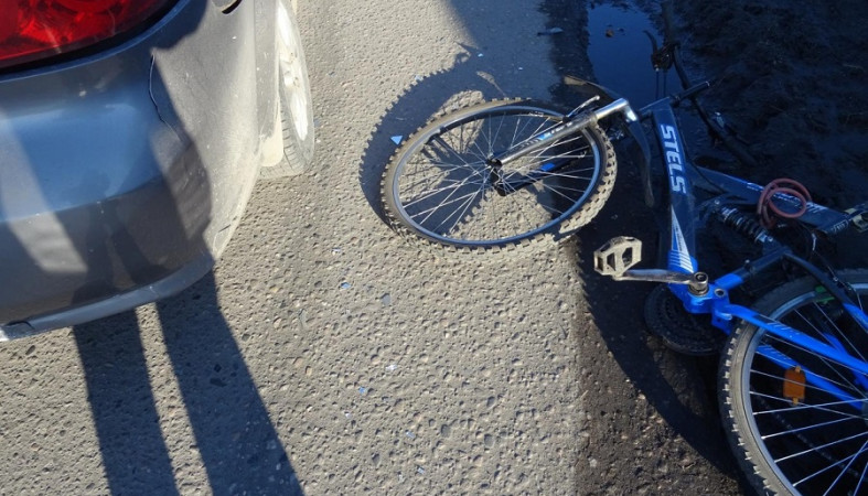 В Кеми пьяный велосипедист врезался в стоящую иномарку