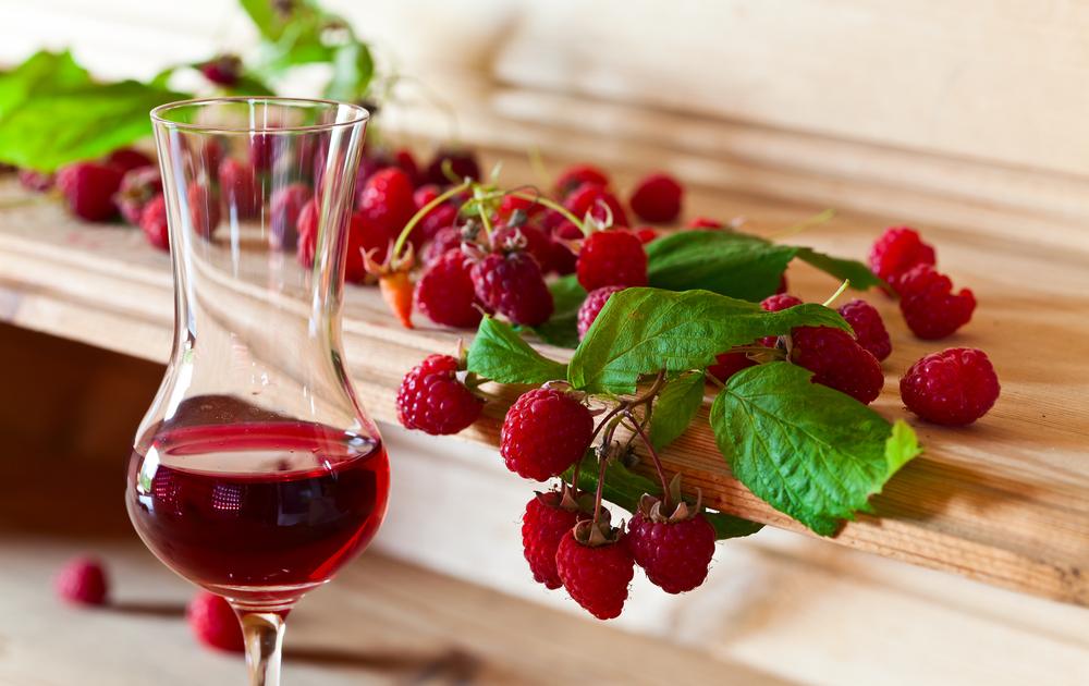 Рецепт вкусной и ароматной настойки “Для взрослых девочек” на ягодах со своего огорода
