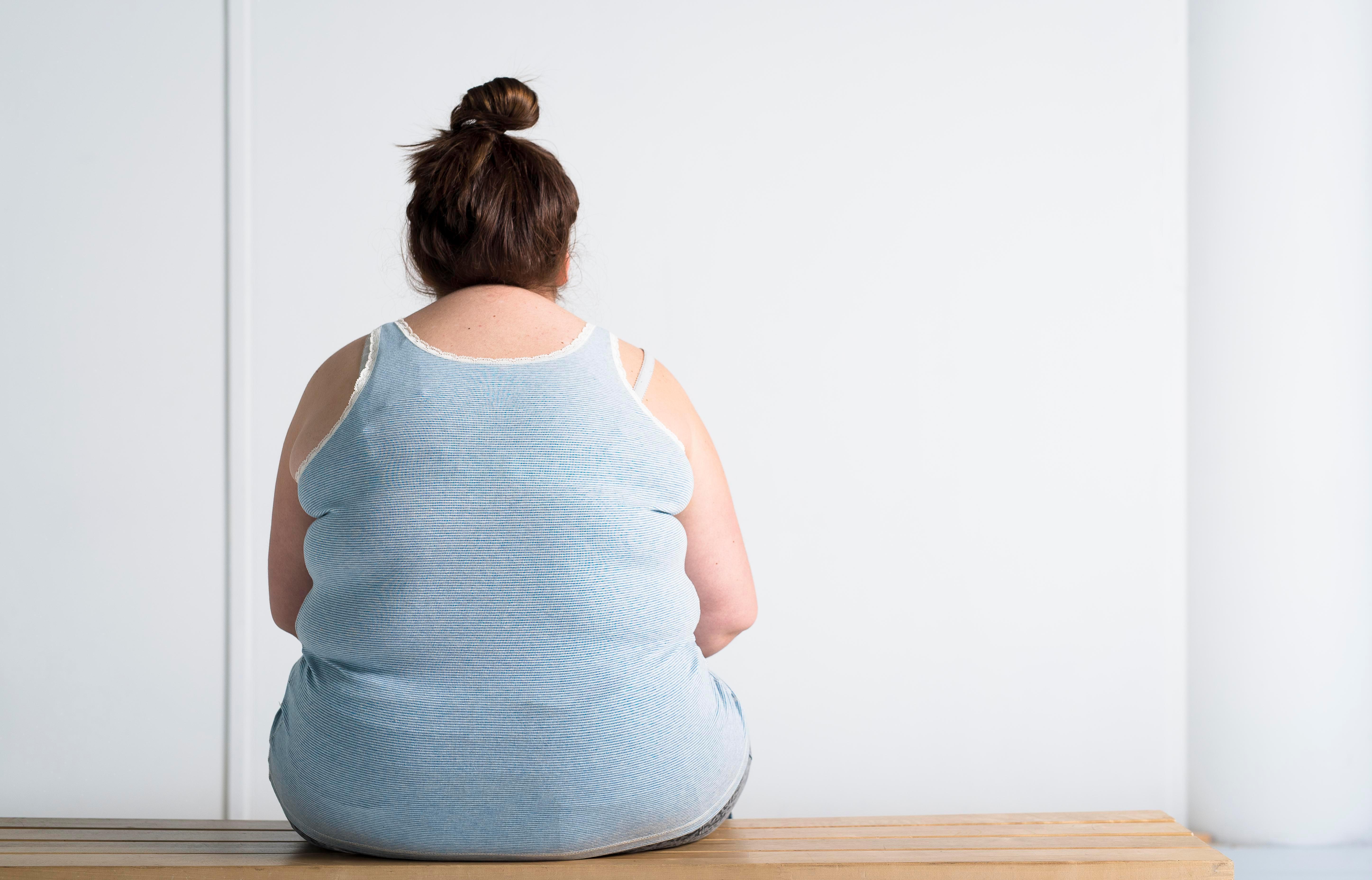 Почему во время менопаузы женщина набирает вес и как этого избежать.