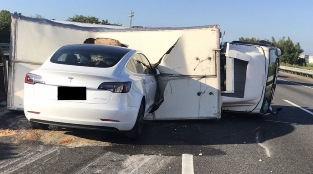 Автопилот Tesla не учится на ошибках: очередное ДТП с грузовиком на автостраде