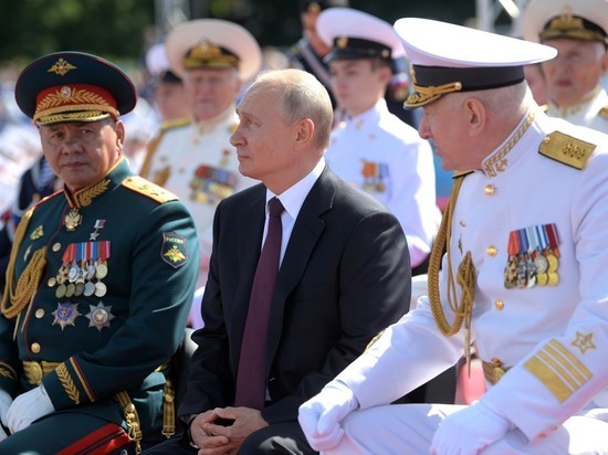 Путин провел военно-морской парад без чиновников